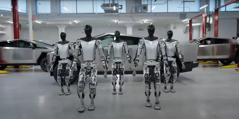 «Дружелюбный» гуманоид Tesla Bot научился ходить и брать руками вещи (видео)