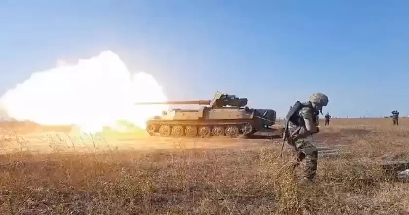 Самодельная САУ: ВСУ установили на МТ-ЛБ 100-мм пушку МТ-12 «Рапира» (видео)