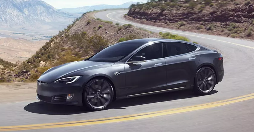 Автопилот Tesla Model S удирал от полицейских со скоростью более 140 км/ч, пока водитель спал за рулем
