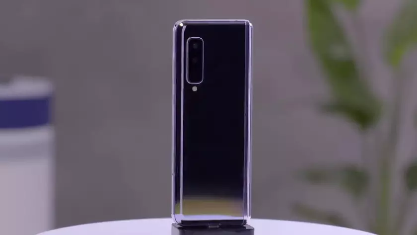 Складной Samsung Galaxy Fold во всех деталях и со всех сторон на видео