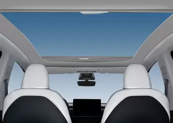 Tesla наконец-то признала, что панорамная крыша — это жарко: выдвижная шторка для Tesla Model Y за 10 000 гривен