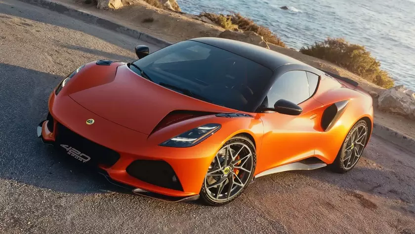 Вид спереди Lotus Emira 420 Sport