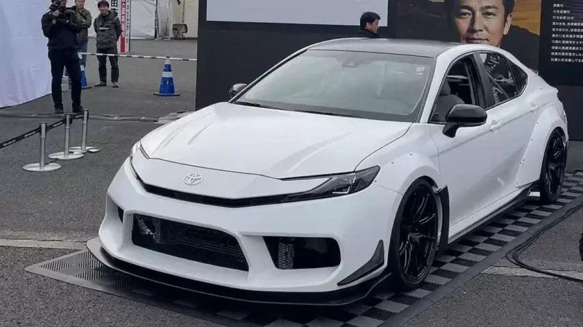 Экспериментальный седан Toyota Camry с двумя двигателями