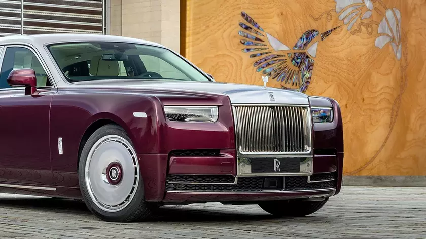 Rolls-Royce Phantom Hummingbird в цвете Wildberry с декором колибри