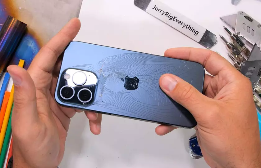 Титановый iPhone 15 Pro Max провалил тест на прочность (видео)