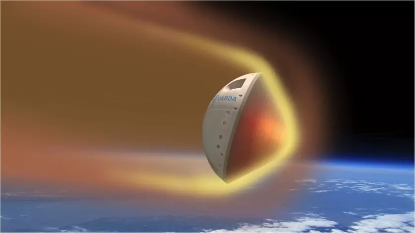 Капсула Varda Space перед стартом на ракете Falcon 9