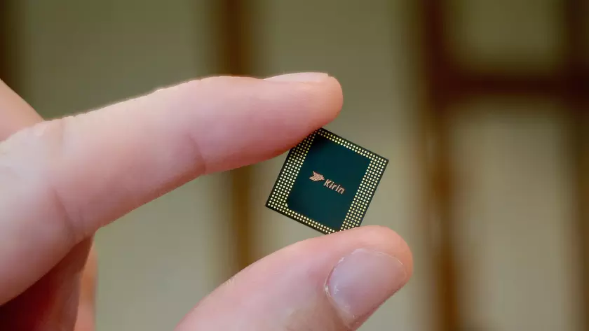 Инсайдер: складной смартфон Huawei Mate XT дебютирует с новым флагманским чипом Kirin