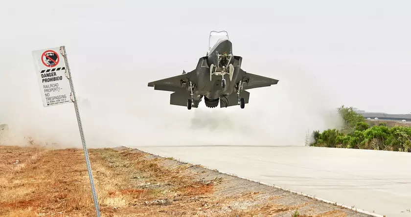 Истребитель F-35B Lightning II приземлился на шоссе, заправился, перевооружился, сменил пилота и улетел – Корпус морской пехоты США готовится к будущим войнам в Тихом океане