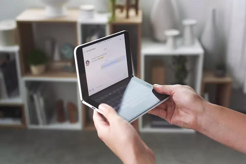 На корпусах новых Microsoft Surface Duo начали появляться трещины