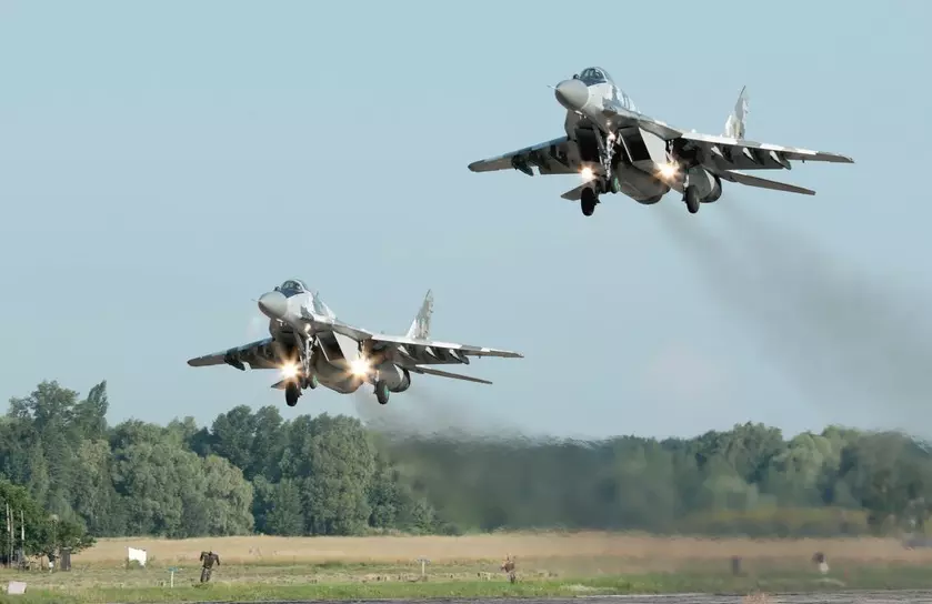Украинская артиллерия уничтожила два современных ЗРК С-400, радиолокатор С-300, пять танков и три РСЗО, а боевая авиация нанесла 13 ударов по инфраструктуре российской армии