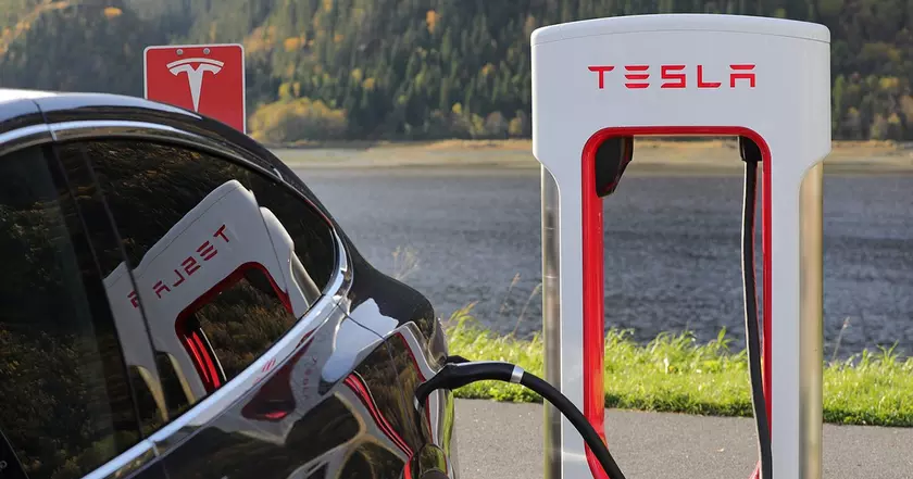 Tesla на зарядных станциях: что необходимо знать автолюбителям