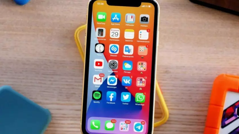iPhone 13 на 3D-рендерах: габариты iPhone 12, уменьшенная «челка» и обновленный дизайн камеры