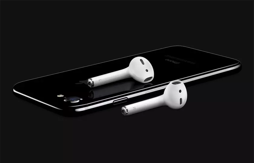 Наушник AirPods загорелся прямо в ухе владельца