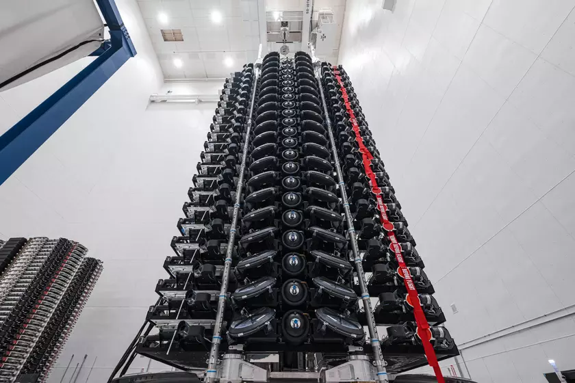SpaceX представила компактные спутники Starlink V2 Mini с двумя солнечными панелями