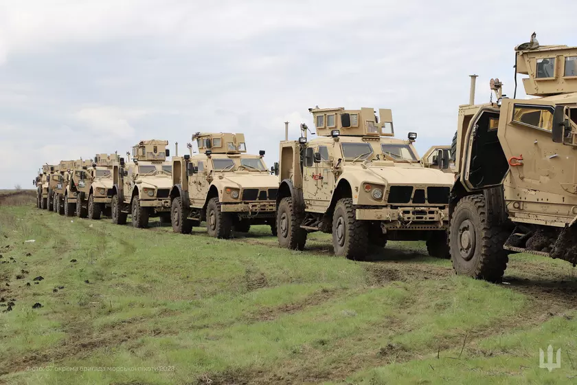 Морская пехота Украины показала как тренируется на французских колёсных танках AMX-10RC и американских бронированных автомобилях Oshkosh M-ATV