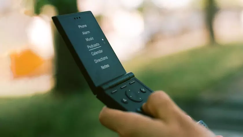 Новый телефон-раскладушка Light Flip в разных цветах