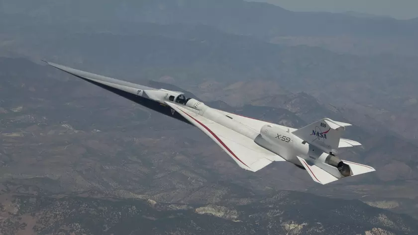 Экспериментальный самолет NASA X-59 в небе