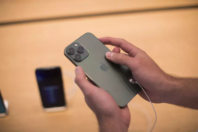 Акции Apple обновили минимум с июня 2021 года из-за падения поставок iPhone