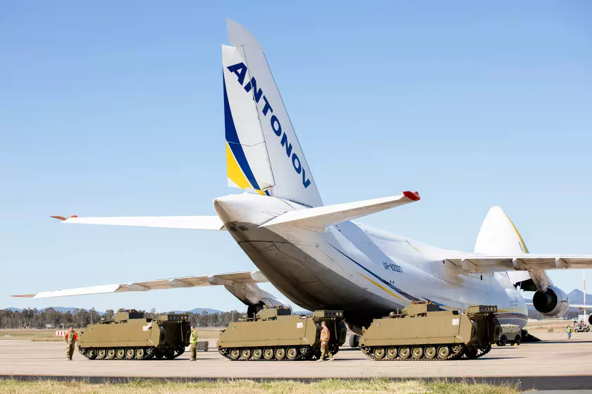 Австралия отправила в Украину первую партию гусеничных бронетранспортёров M113AS4