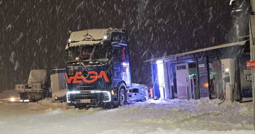 Суровые испытания для Mercedes-Benz eActros 600: Электрогрузовик в снегопаде на зарядке
