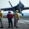 USS Gerald R. Ford, le plus grand porte-avions du monde, qui a coûté plus de 13 milliards de dollars, avec des chasseurs F/A-18 Super Hornet en patrouille dans la mer Adriatique.-6