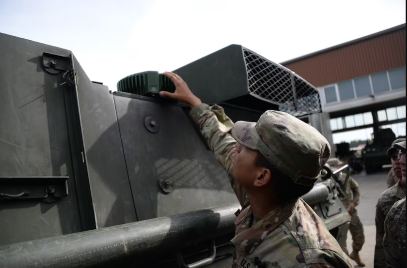 Секреты связи: солдаты калибруют антенну на Stryker