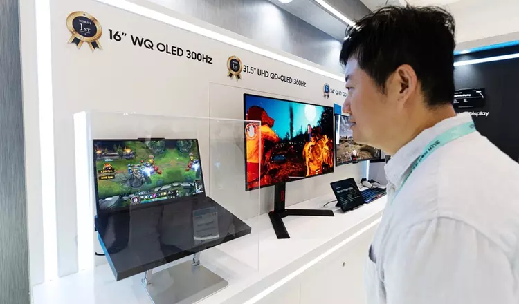 Вперше на екрані (буквально): Samsung представила ...