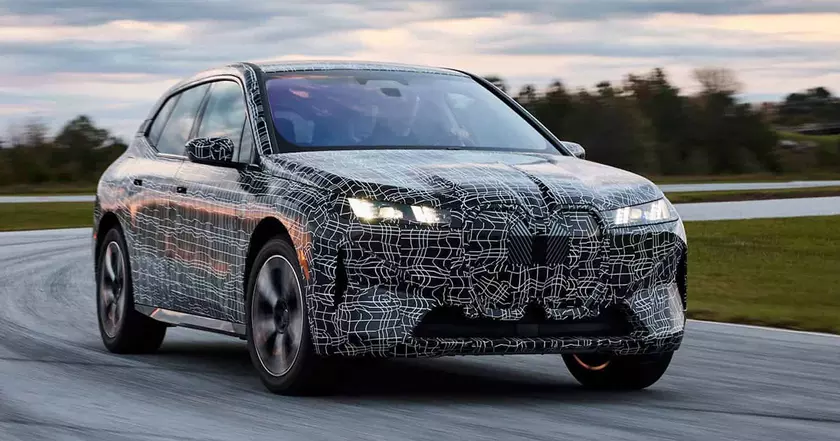 Взгляд в будущее: Прототип BMW iX 2026 года обещает революцию в электромобильности