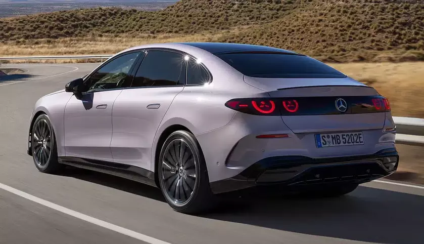Электромобиль Mercedes-Benz на дороге