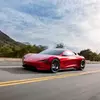 Попередній вигляд Tesla Roadster з фонами міста