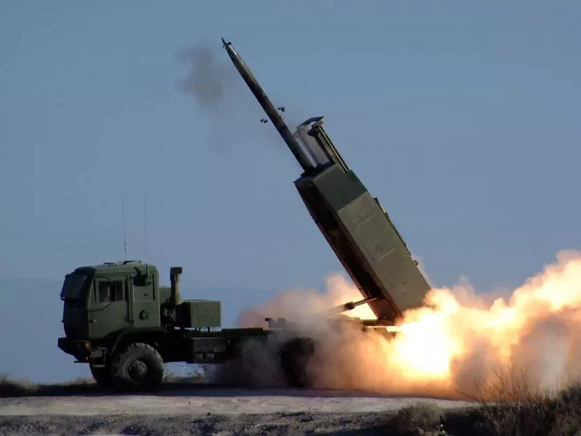 Украинские артиллеристы уничтожили целую колонну российской техники с боеприпасами и топливом (видео)