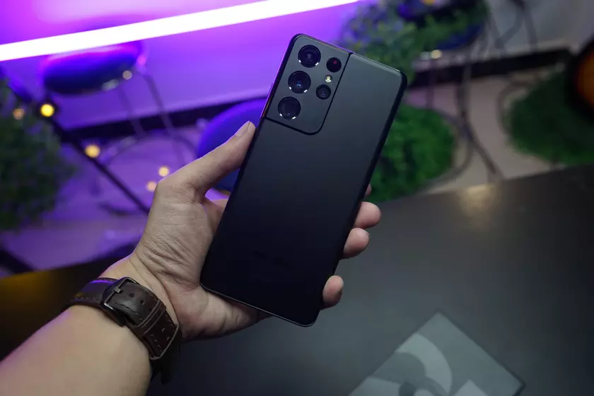 Бета-версия Android 12 от Samsung была отложена