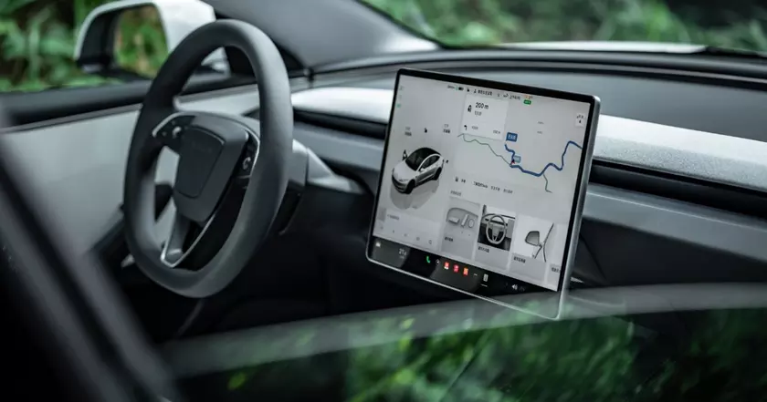 Обновленный интерьер Tesla: Футуристический подход к комфорту