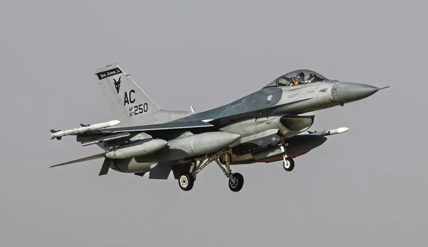 Американские истребители F-16 Fighting Falcon по приказу Белого дома нанесли удары по иранским складам с оружием в Сирии