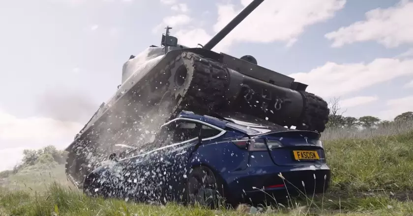 Танк M4 Sherman показывает свои силы: давит Tesla Model 3 в новейшем видео