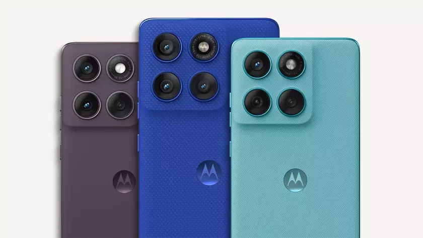 Смартфон Motorola с логотипом Android 17
