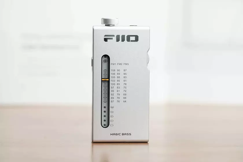 Карманный радиоприемник FiiO RR13 в серебристом цвете