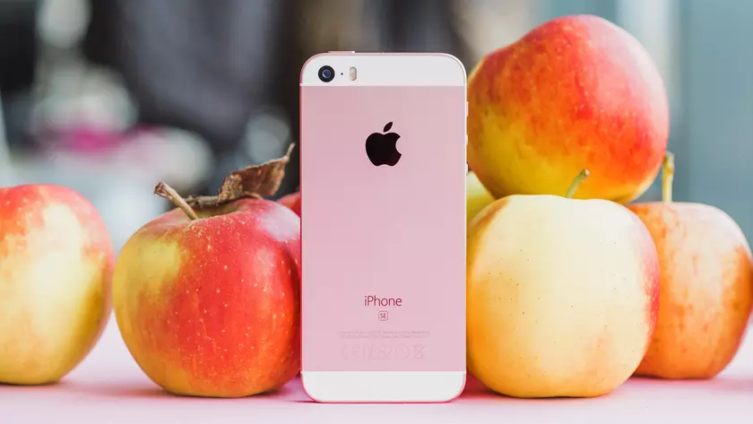 Apple признала первый iPhone SE устаревшим продуктом