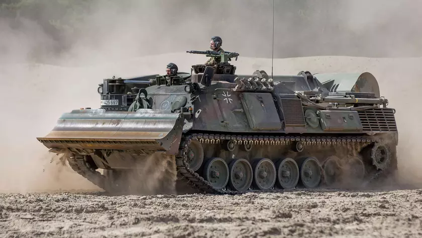 Запчасти для танков Leopard и БМП Marder, инженерные машины Dachs и пулемёты MG3: Германия передала Украине новый пакет военной помощи