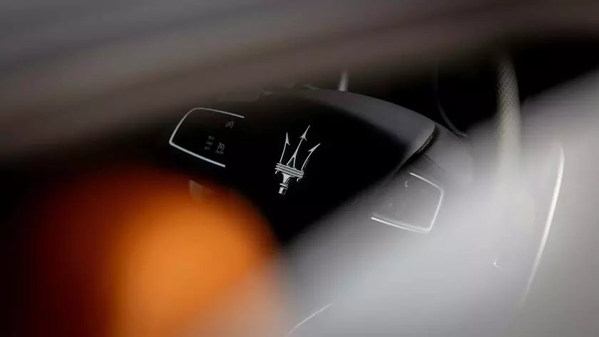 Седан Maserati Ghibli 334 Ultima на трассе