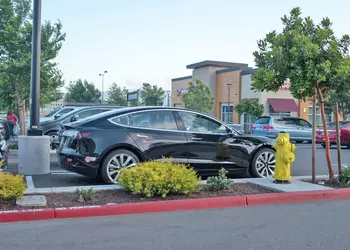 Владельцы Tesla борются за право безопасного использования Tesla Summon