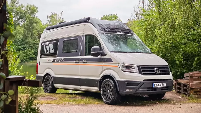 Экстерьер кемпера Carado CV595 X-Edition на фоне природы