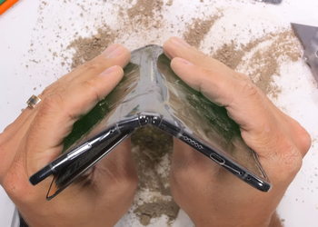 Fear of fire and bending backwards: the foldable Pixel Fold smartphone fails the durability test with a bang