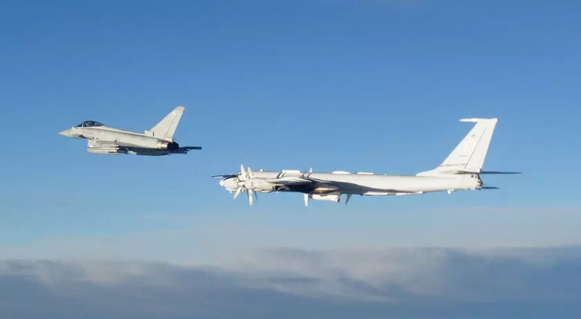 Eurofighter Typhoon Королевских ВВС Великобритании следили за двумя российскими противолодочными самолётами Ту-142, которые создавались для нейтрализации американских субмарин с ядерным оружием