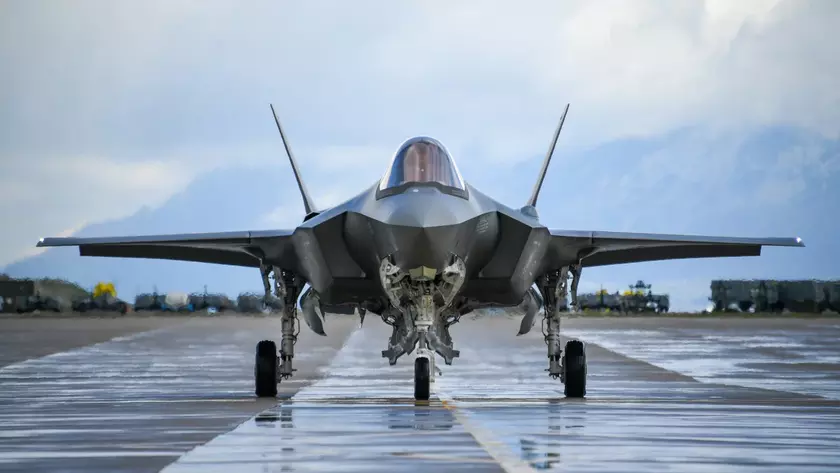 Lockheed Martin получила почти $100 млн на закупку материалов для производства 147 истребителей пятого поколения F-35 Lightning II