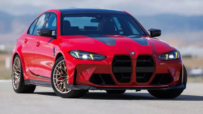 Интерьер лимитированной BMW M3 CS с механической коробкой передач