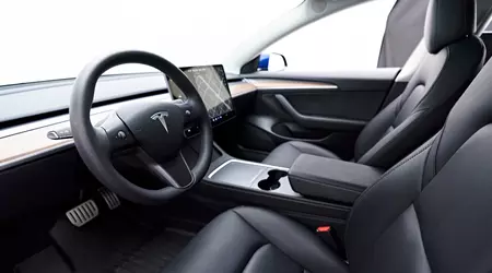 Власник Tesla не зміг знайти аварійне розблокування дверей — тепер влада вимагає від компанії пояснень