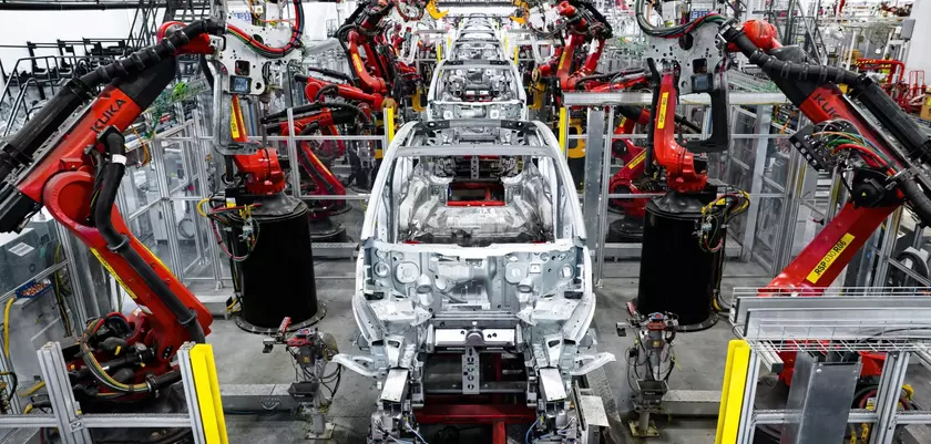 Tesla получила армию роботов Kuka для производства Cybertruck