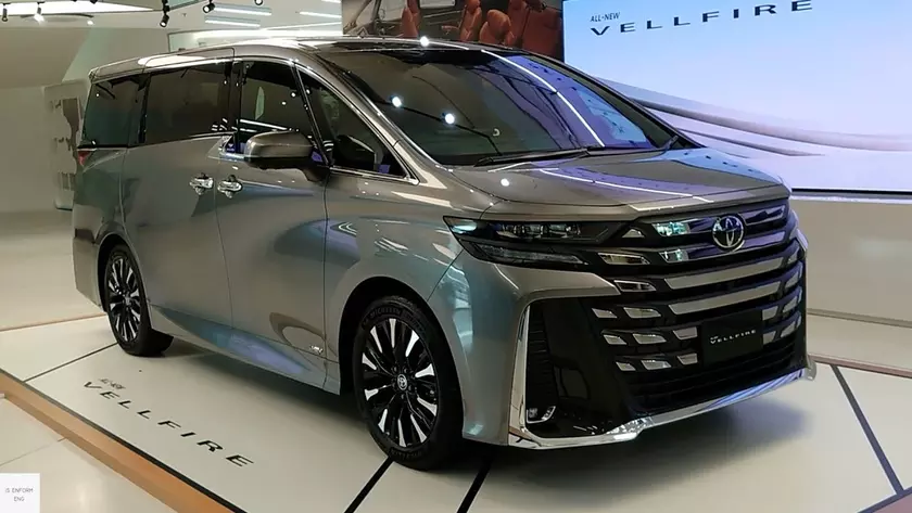Обновленный минивэн Toyota Vellfire на дороге