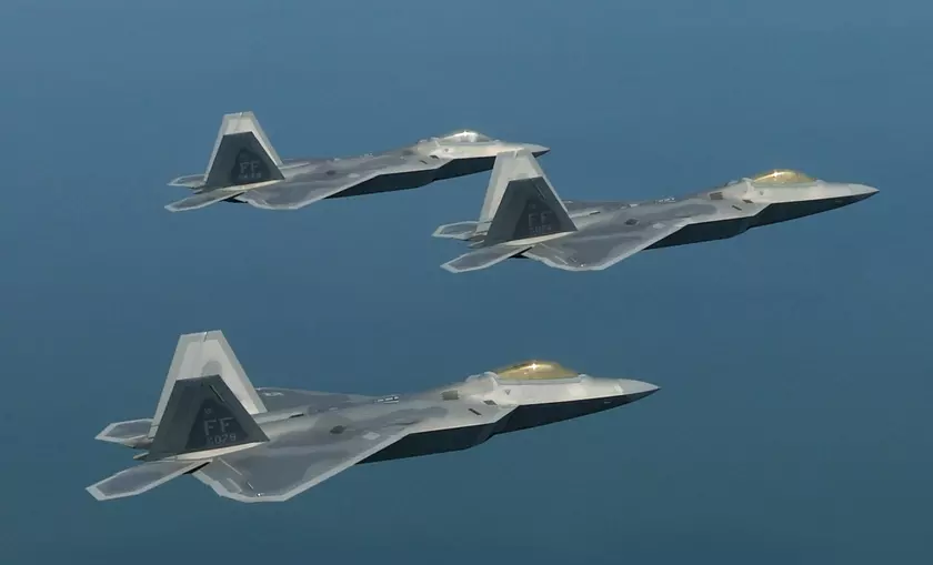 Три истребителя пятого поколения F-22 перехватили неизвестный сферический объект над Гавайями